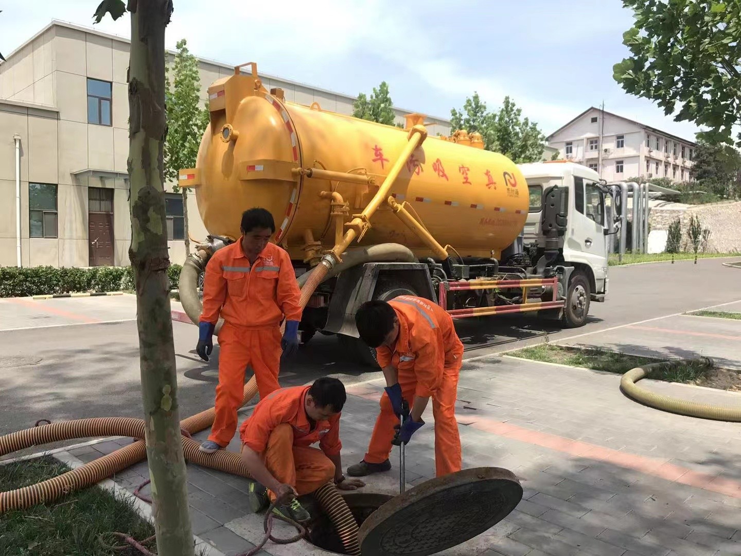 麻栗坡管道疏通车停在窨井附近