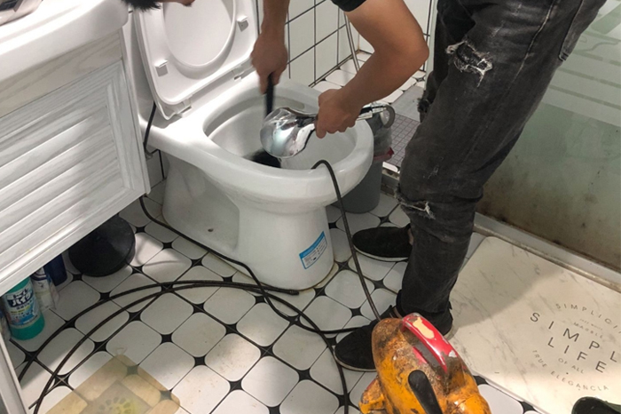 麻栗坡马桶堵塞自己疏通还是找师傅？专业上门服务让你省时更省心