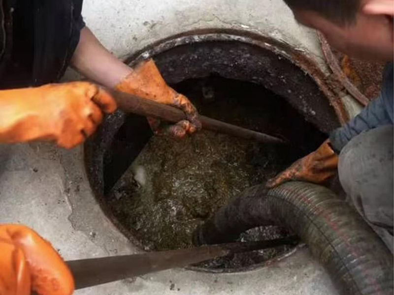 麻栗坡清理化粪池时如何避免沼气的危害？